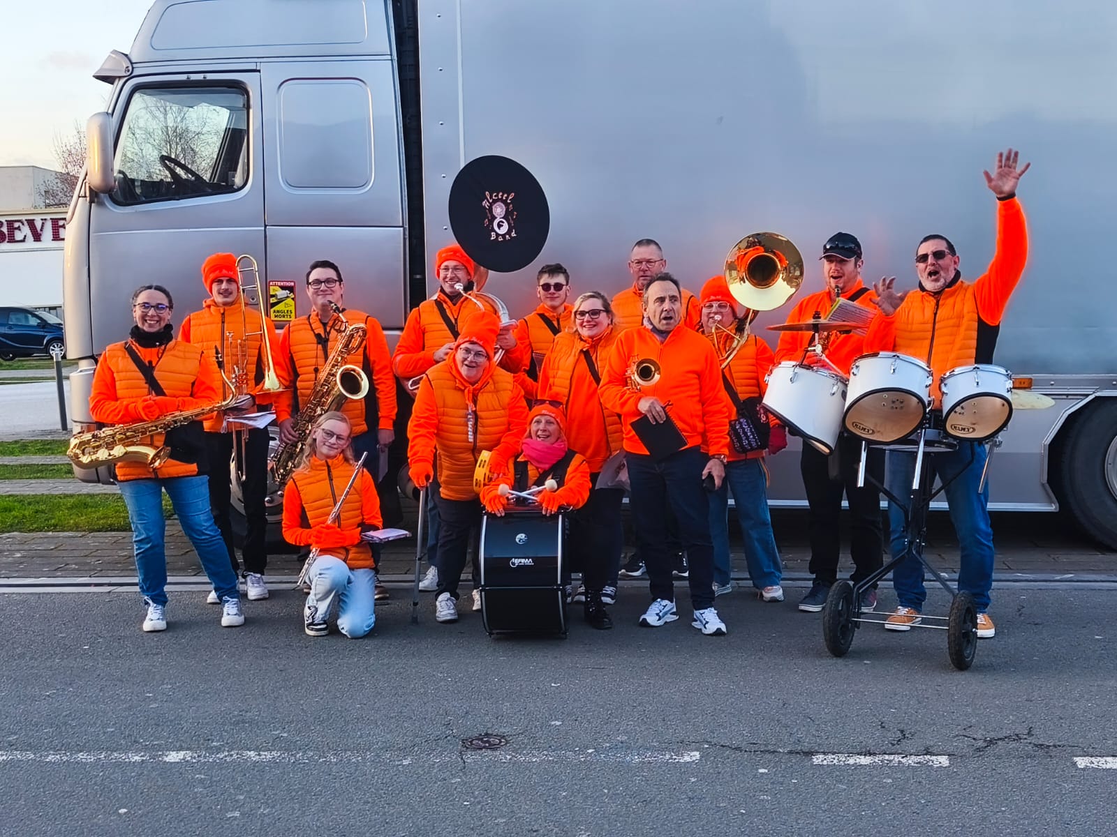 Les musiciennes et musiciens d’Alceel Band dans leurs tenues orange